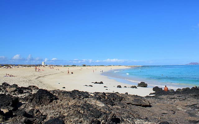 Playa y formación rocosa en Corralejo Fuerteventura